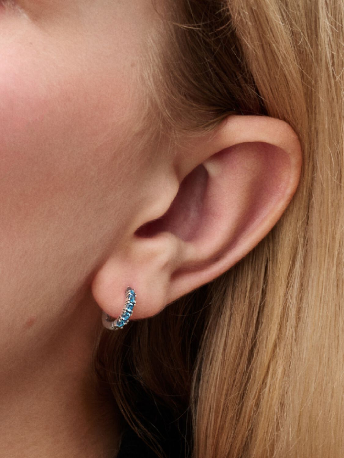 2025q2d Collection Timeless Go Ac Tp Pdp Model Single 05 1x1 Rgb Earring