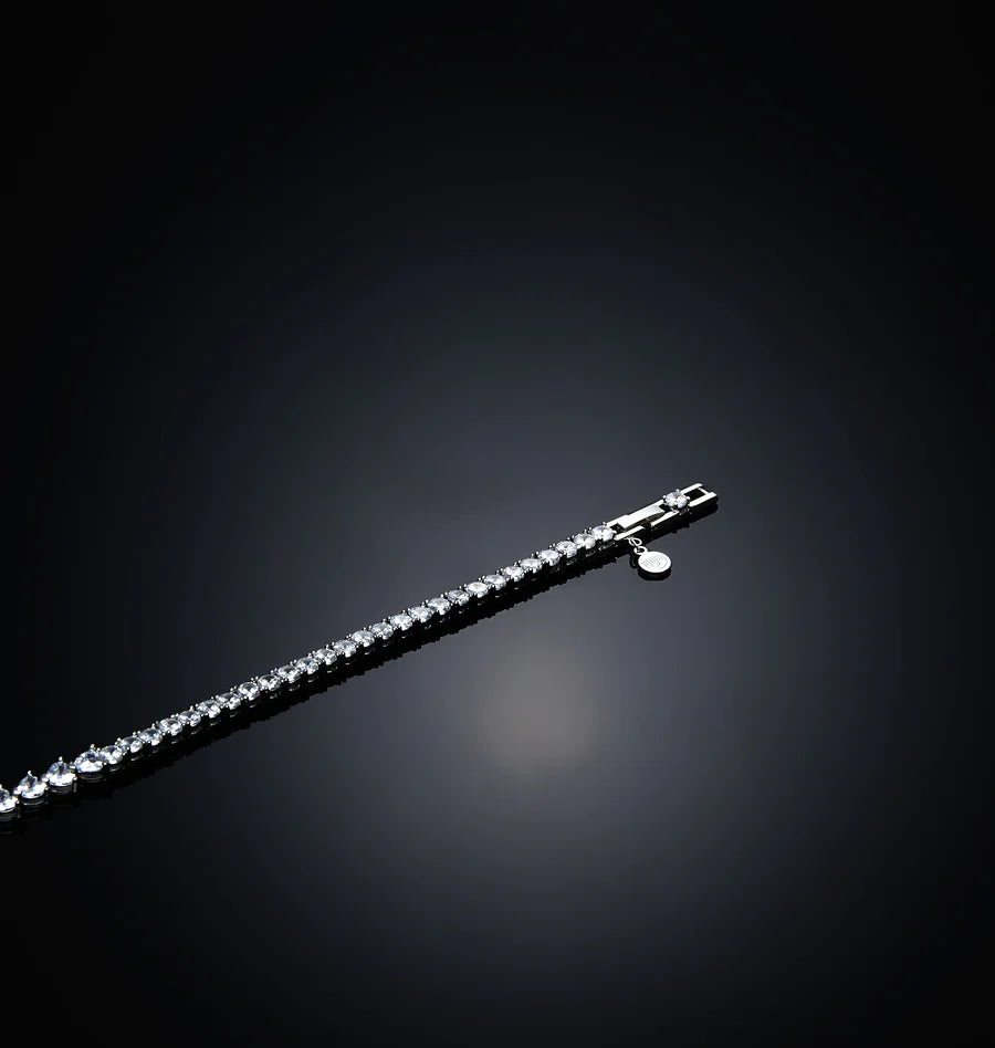 J19avg06 Infinitylove Necklace Silver.3 900x
