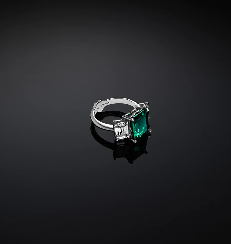 J19awj05 Emerald Ring Silver.3 900x