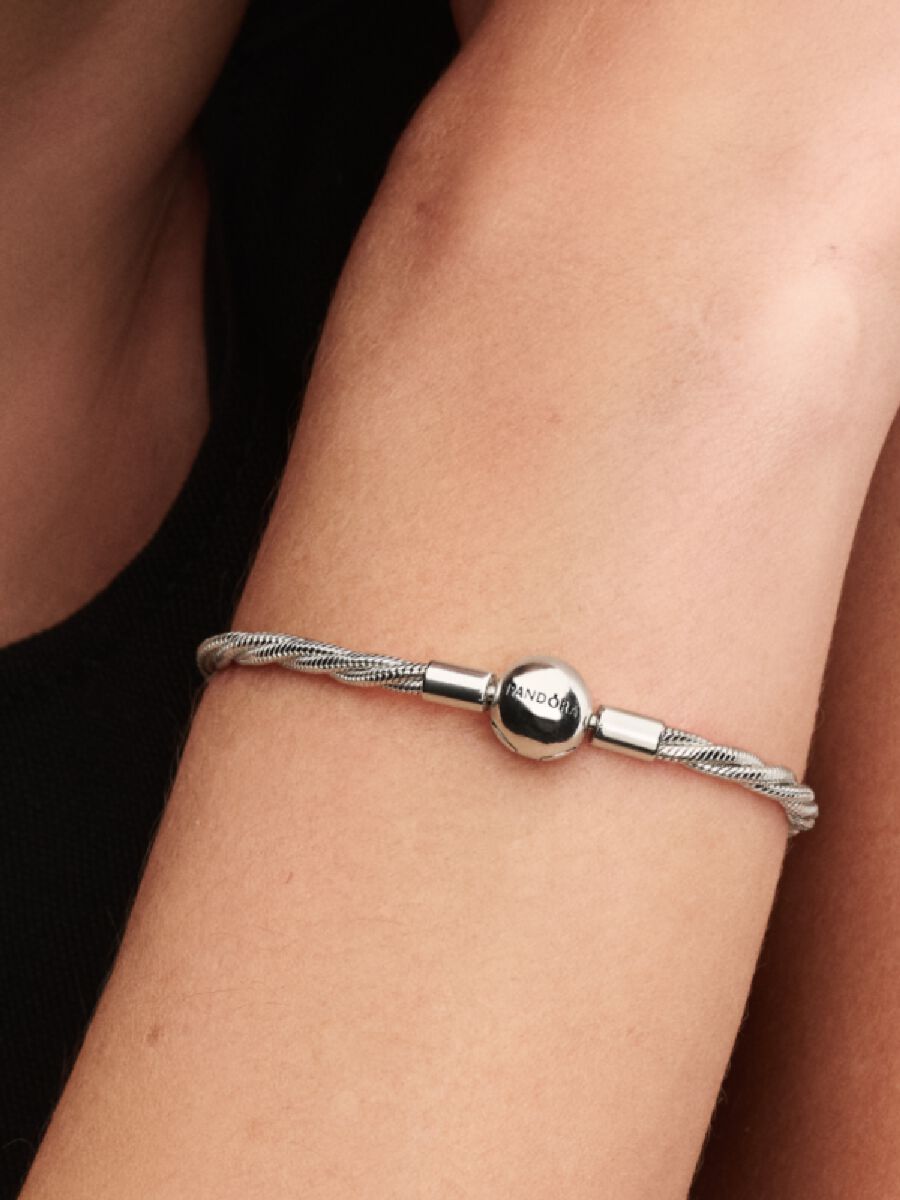Q225 C Pdp Model Single 43 1x1 Rgb Bracelet