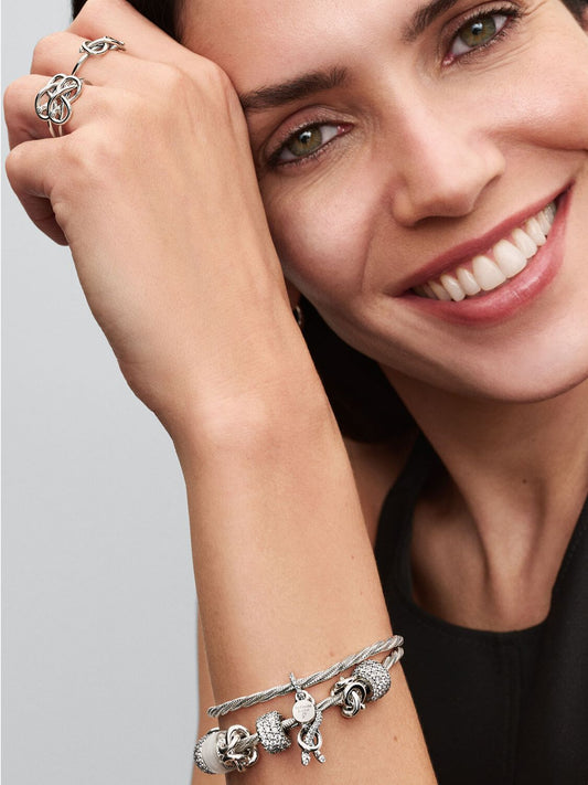 Q225 C Pdp Model Styled 08 Premd 1x1 Rgb