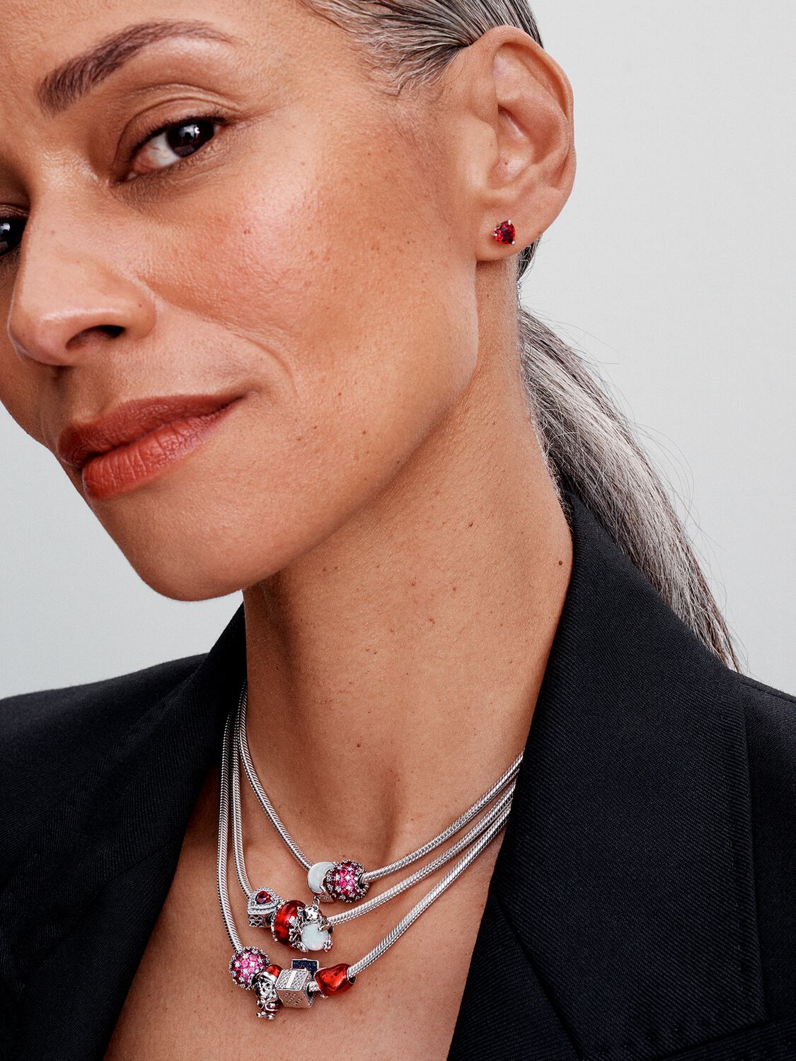 Q424 G Pdp Model Styled 21 1x1 Rgb