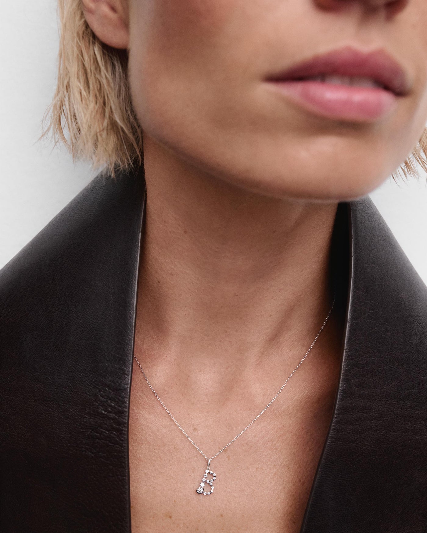 Pendente PD PAOLA Pendente con iniziale B en in diamanti e oro bianco PE06-150-U