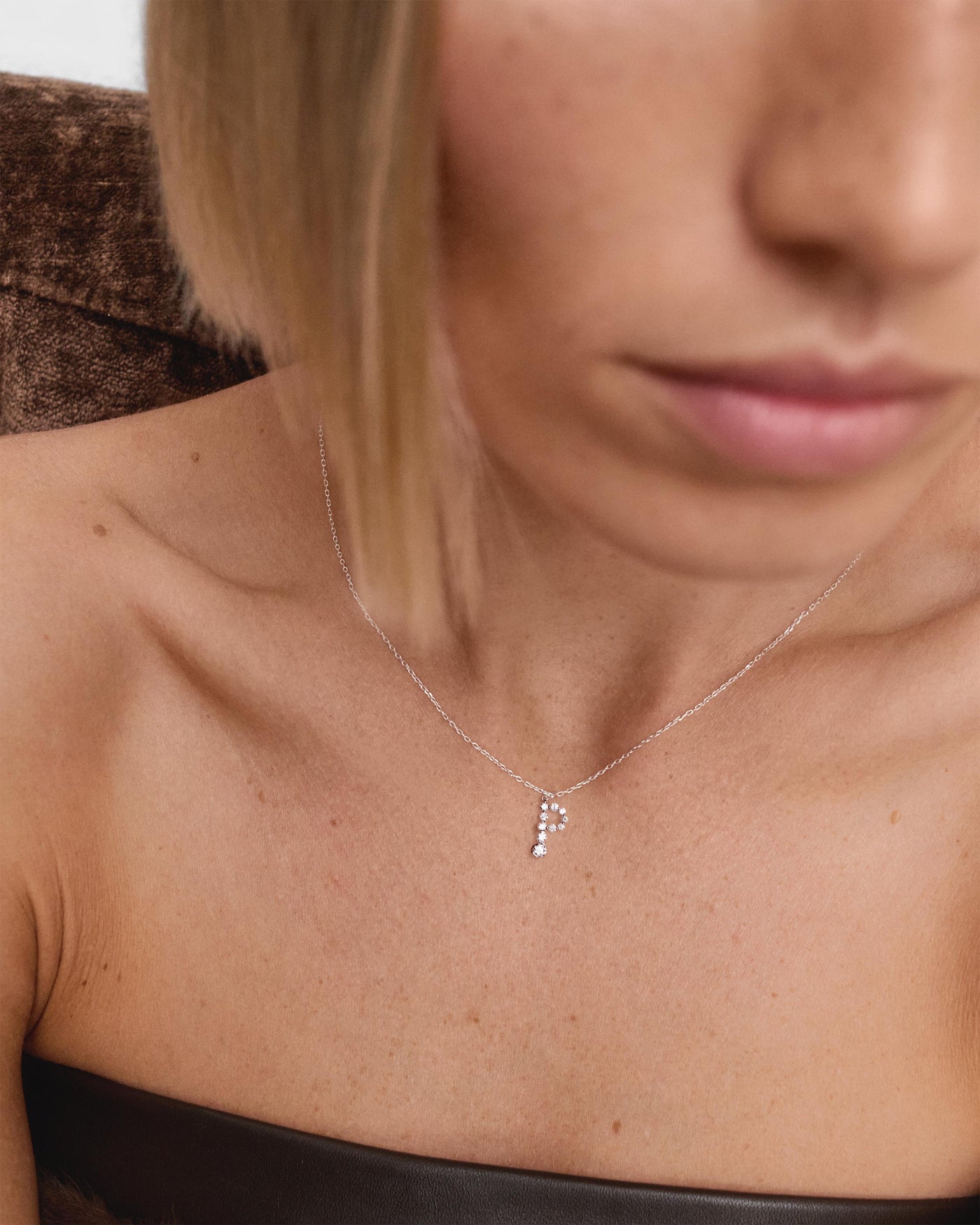 Pendente PD PAOLA Pendente con iniziale P en in diamanti e oro bianco PE06-164-U