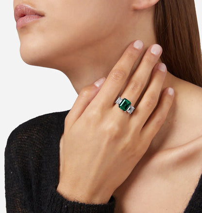 J19awj05 Emerald Ring Silver.2 900x