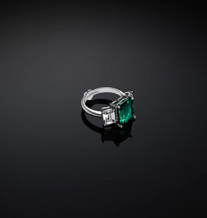 J19awj05 Emerald Ring Silver.3 900x